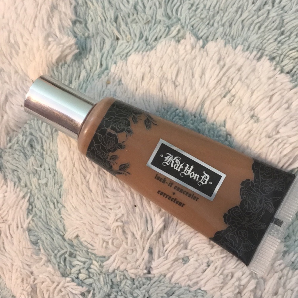 Kat Von D lock-it concealer